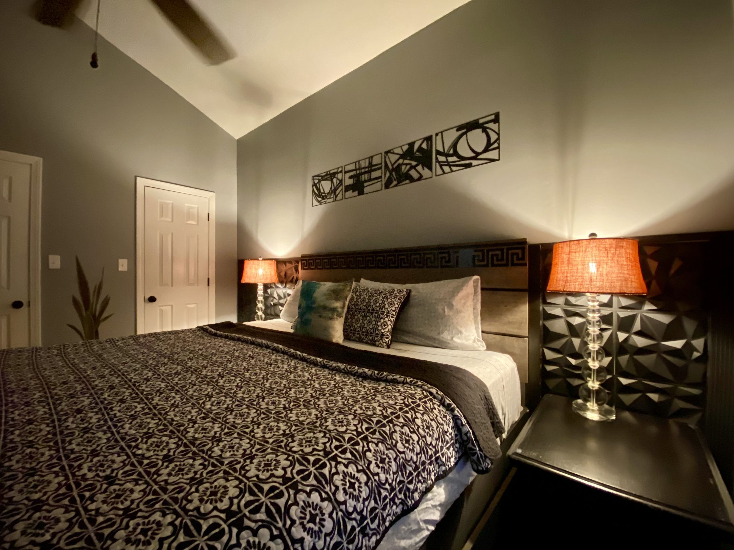 King-size bedroom - parisian loft home